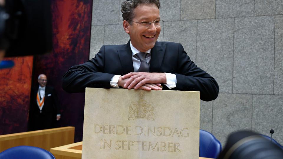 Minister Jeroen Dijsselbloem met het koffertje met de begrotingen voor 2017