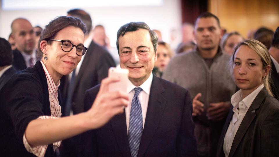 Mario Draghi op de foto 
