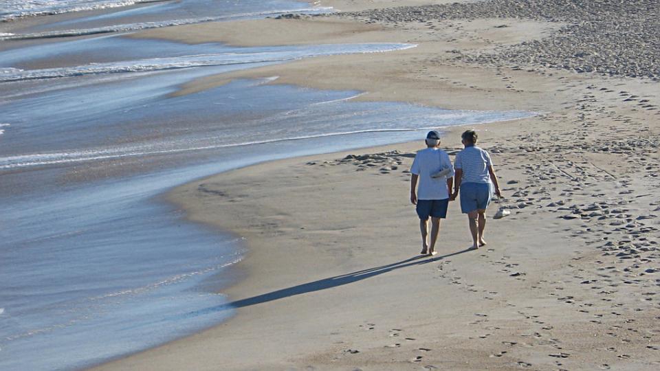 Ouderen op het strand