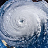 Een orkaan trekt over de wereld 