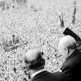 Winston Churchill viert overwinning 