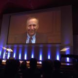 Larry Summers tijdens een videoconferentie 